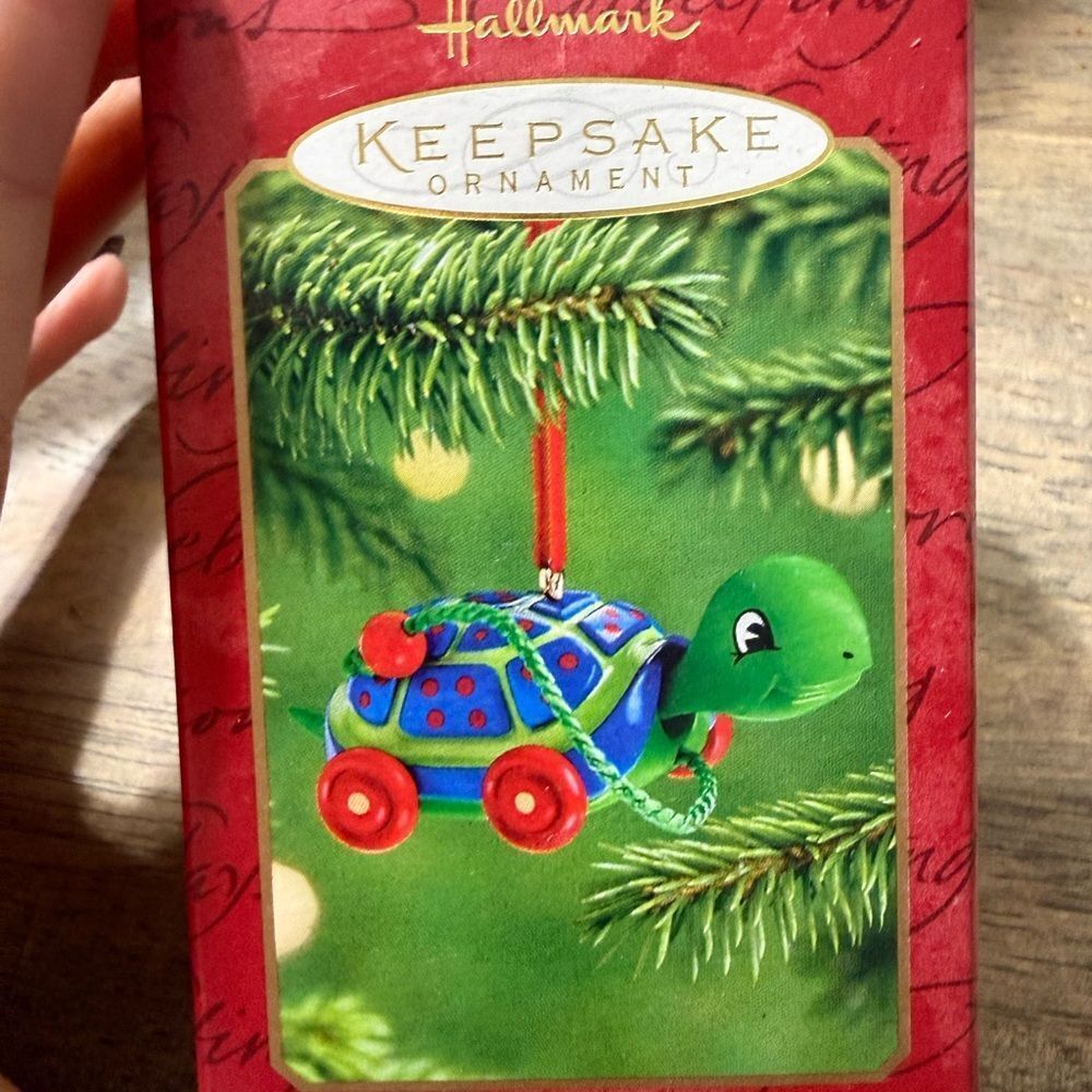 🎄 Hallmark Keepsake Ornament – “Wiggles” Turtle on Wheels (Vintage)